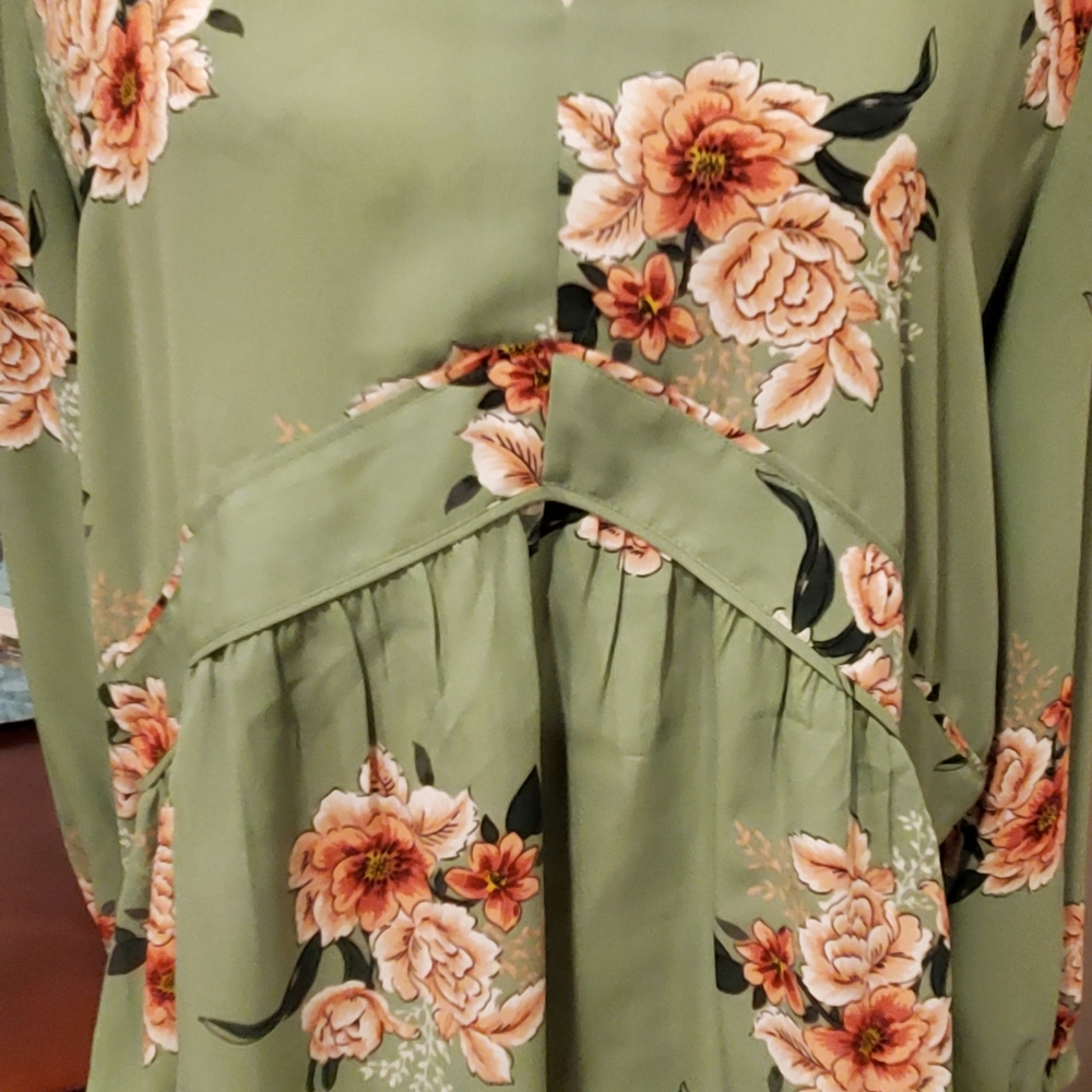 Loft Women Green Floral Long Sleeve,Round Neck With V Cut, Size M. - Picture 2 of 5